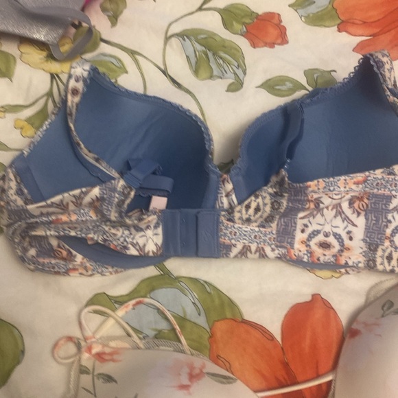 Victoria secret 34d bra bundle like New - Picture 3 of 15